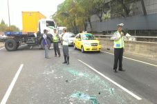 Dua Truk Terlibat Kecelakaan...