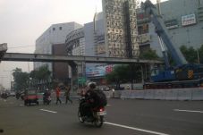 JPO Dibongkar, Menyeberang...
