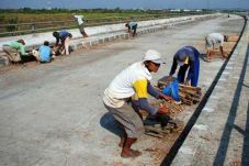 Proyek Jalan Tol Ubah...