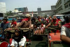 Ratusan Tukang Becak...