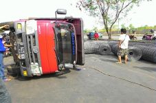 Truk Pengangkut Besi...