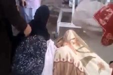 Wanita Melahirkan di...