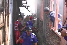 Madrasah Terbakar, Warga...