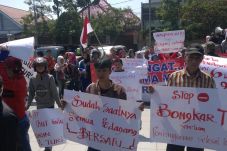 TPS Dibongkar, Pedagang...