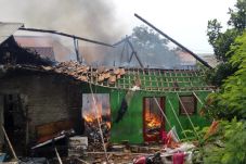Rumah Kosong Terbakar,...