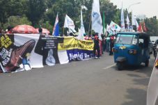 Buruh Tuntut Biaya Nonton...