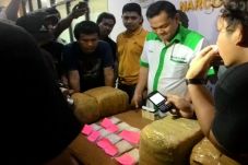 Pria Tua Ini Simpan...