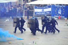 Dua Fans Everton Jadi...