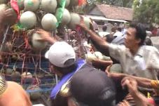 Sedekah Bumi, Warga...