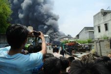 Api Membesar, Warga...