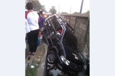 Kijang Masuk Parit di...