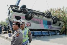 Bus Terguling, Dua Penumpang...