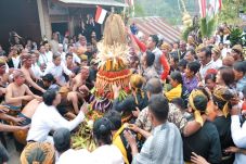 Syukur, Warga Kirab...