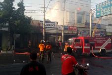 Tiga Toko di Jalan Veteran...