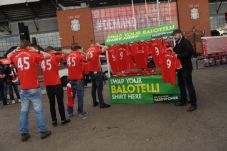 Fans Liverpool Ogah...