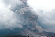 Semburkan Awan Panas...