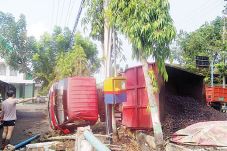 Truk Batu Bara Hantam...