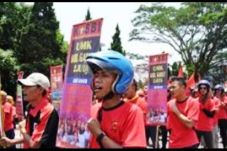 Buruh Garut Tuntut UMK...