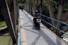 Enam Motor dan Satu...