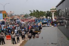 Buruh Tangerang Minta...