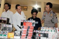 Sembunyi di Plafon,...