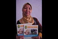 Usir Lalat dengan Lilin...