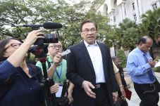 Usaha Terakhir Anwar...
