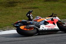 Pedrosa Bingung Jatuh...