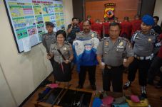 Menjambret, Tujuh Anggota...