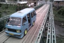 Perbaikan Jembatan Darurat...