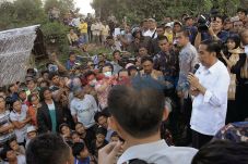 Temui Pengungsi, Jokowi...