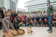 Tuntut UMK, Buruh Ruwat...