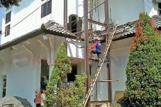 Gedung Bertingkat Dilengkapi...