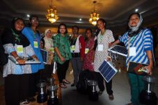 8 Ibu-ibu di NTT Belajar...