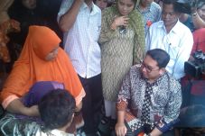 Ibu Tukang Sate Minta...