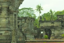 Benahi Candi Penataran,...