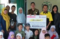 Indosat Serahkan Donasi...