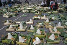 Persembahkan 1.000 Tumpeng...