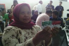 Ratusan Warga Antre...