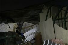 Proyek Hotel Ambruk,...