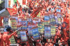 Buruh Tuntut UMK Bandung...