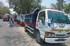 Hilir Mudik Truk Tanah...