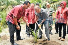 Bupati Soekirman Sebar...