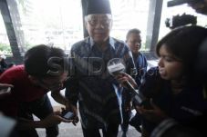Wisma Atlet, Politikus...