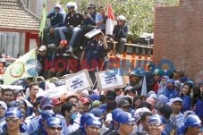 Digeruduk Buruh, Bupati...