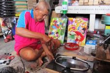 Manfaatkan Limbah Kayu,...