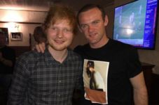 Rooney Nyanyikan Lagu...