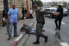 Warga Palestina Tabrak...