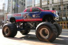 Toyota Tundra Raksasa...
