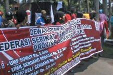 Ratusan Buruh Tuntut...